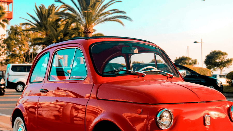 En röd bil som används till en fly and drive-resa i Spanien.