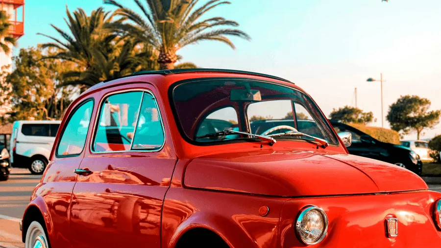 En röd bil som används till en fly and drive-resa i Spanien.