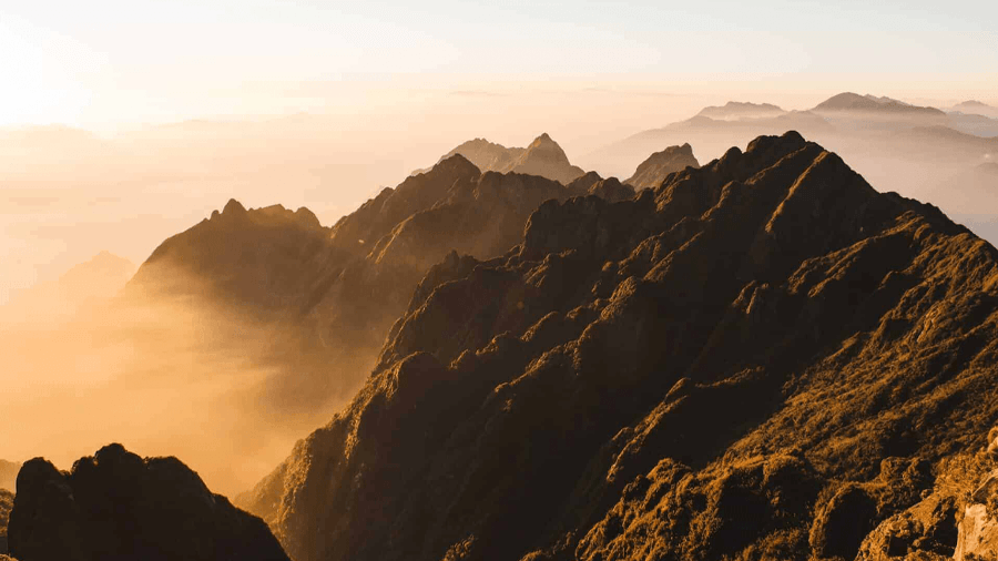 Berg och dimma Vietnam i Asien Berg och dimma i Vietnam i Asien.