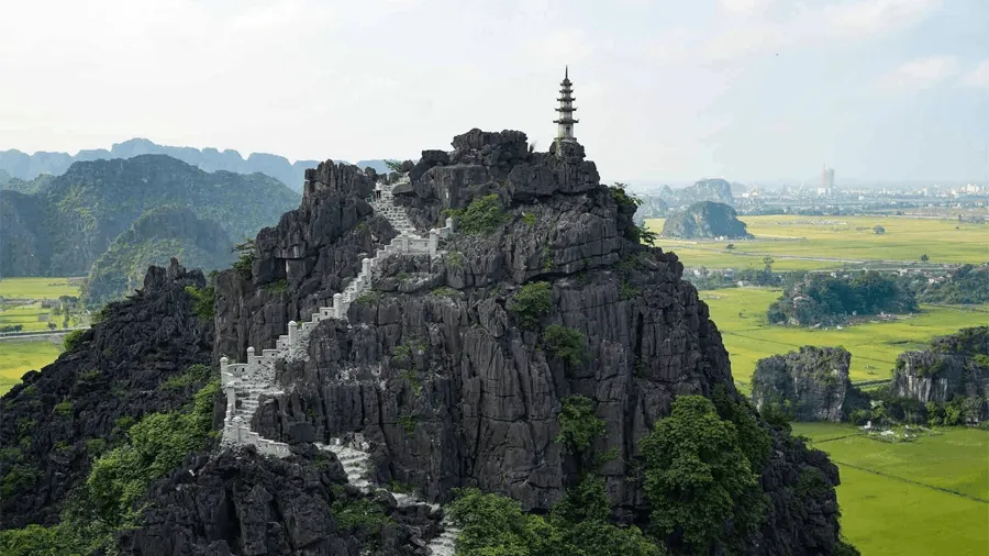 Berg och trappor i Vietnam i Asien.
