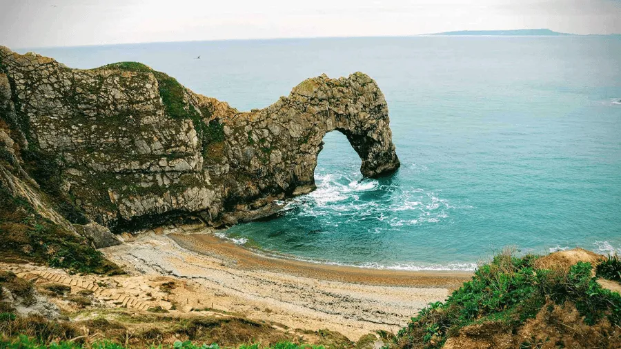 Durdle Door, en känd naturlig kalkstensbåge som ligger vid Jurassic Coast nära Lulworth i Dorset, England.
