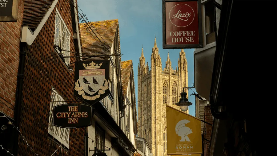En historisk gata i Canterbury, England, med den kända katedralen i bakgrunden.