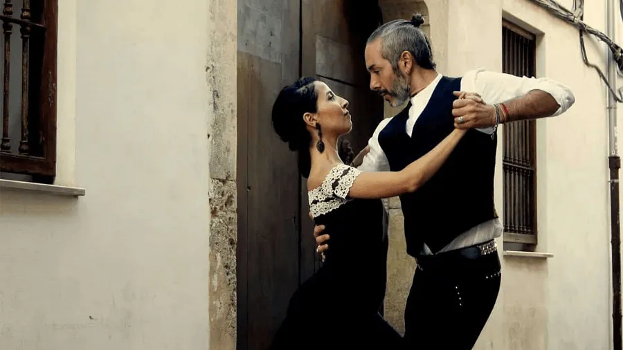 Ett äldre par som dansar tango.