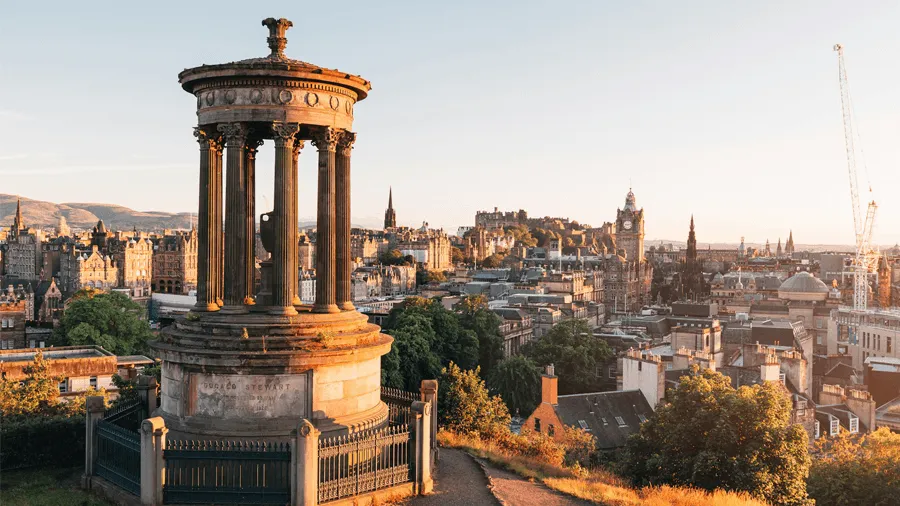 Calton hill med staden Edinburgh i bakgrunden.