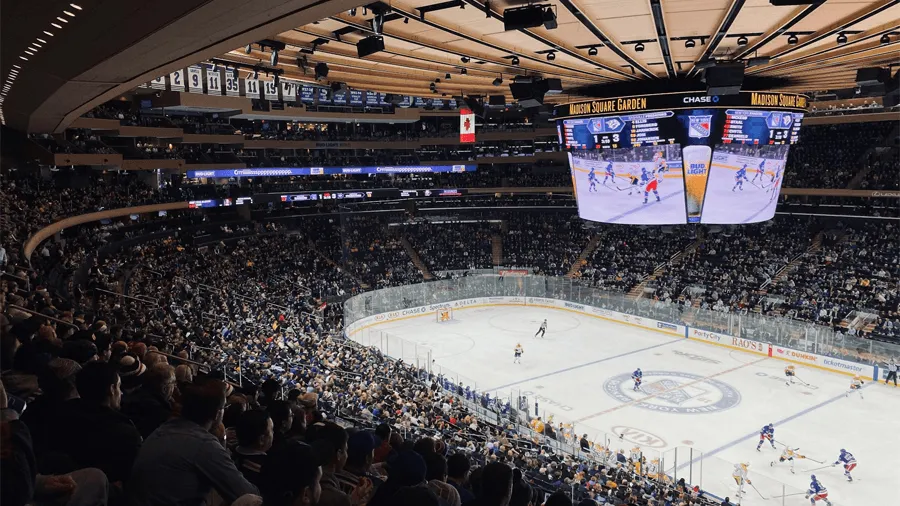 En hockeymatch i Madison Square Garden.