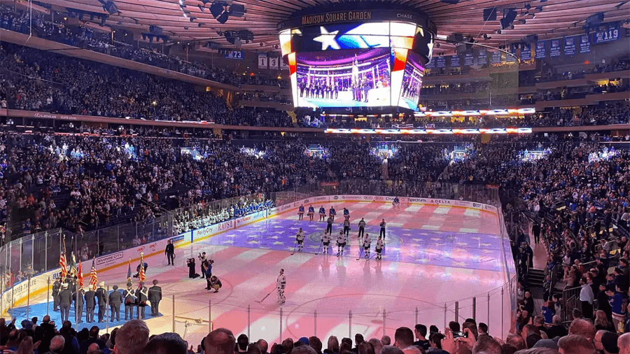 En cermoni innan hockeymatchen startar.