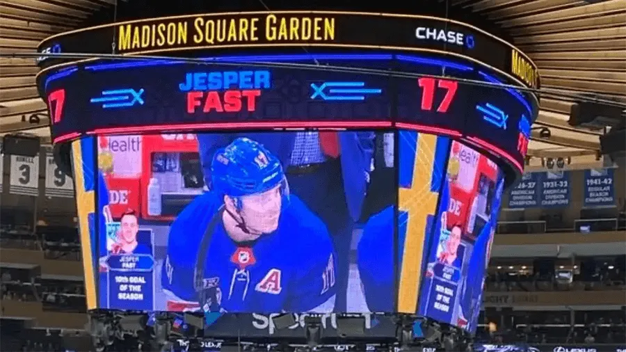 En svensk hockeyspelare som syns på en skärm i Madison Square Garden.
