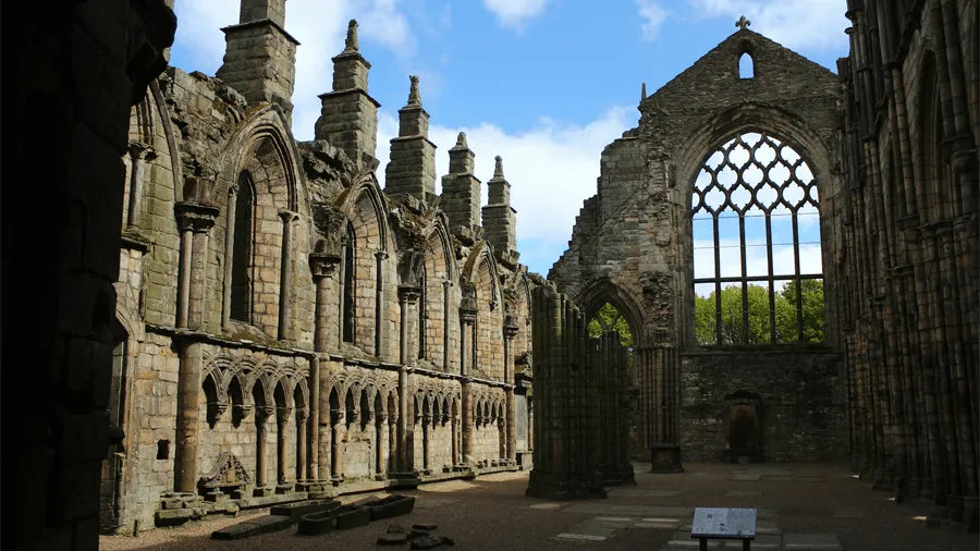 Ruinerna av Holyrood Abbey vid Holyrood Palace.