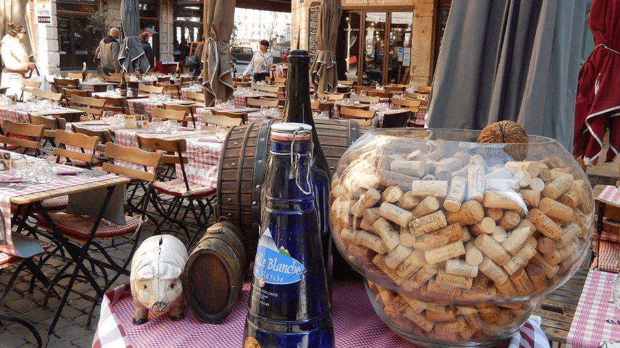 Din guide till en matresa i Frankrike En flaska bredvid en skål med vinkorkar i Lyon.