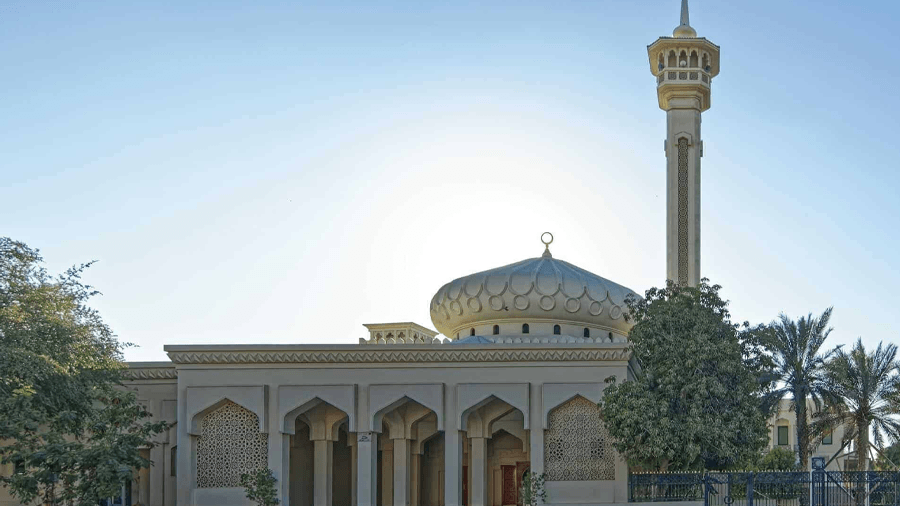 Byggnad resa till Dubai Vit byggnad du kan besöka på en resa till Dubai.