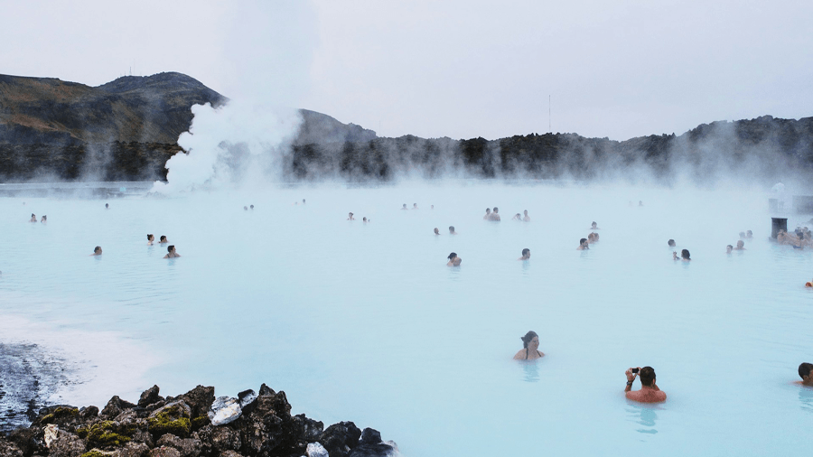 Blå Lagunen geotermiska bad på Island Blå Lagunen, en av många geotermiska bad på Island.