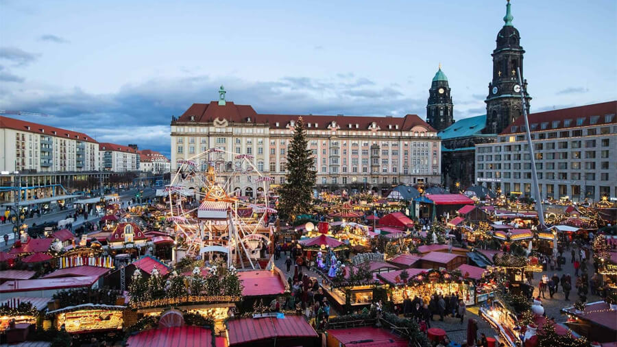 En julmarknad i Europa i staden Dresden, Tyskland.