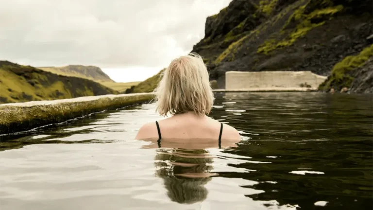 Kvinna i geotermisk pool på Island.