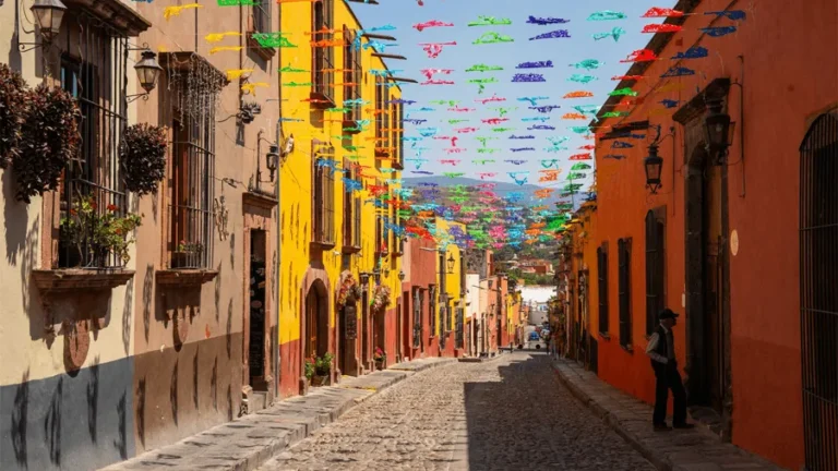 En historisk gata i San Miguel de Allende, en stad i delstaten Guanajuato i centrala Mexiko.