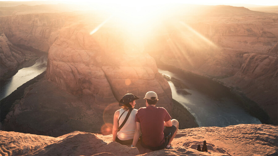 Ett par på en smekmånadsresa och annorlunda bröllopsresa i USA vid Grand Canyon.