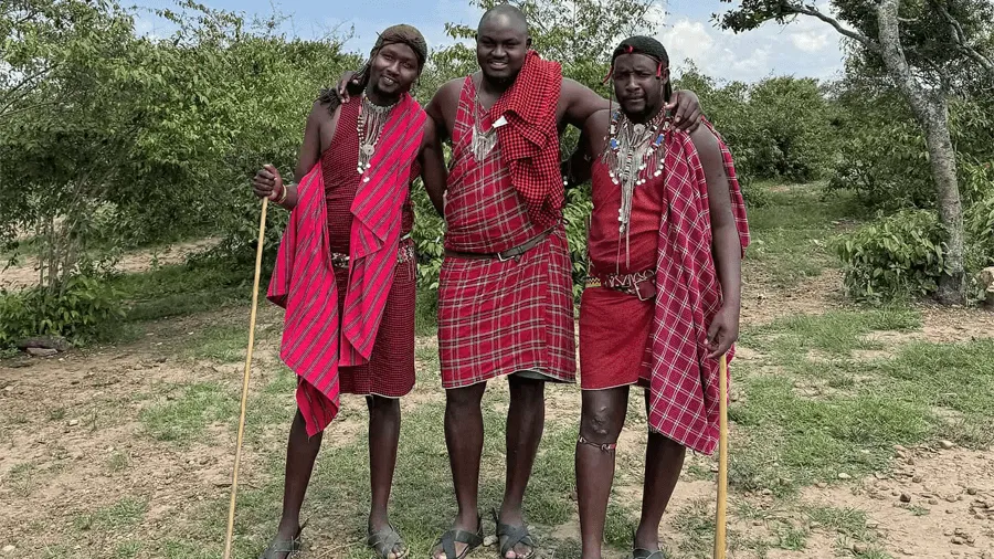 Tre personer från en afrikansk stam du kan besöka under dina safarirresor i Kenya.