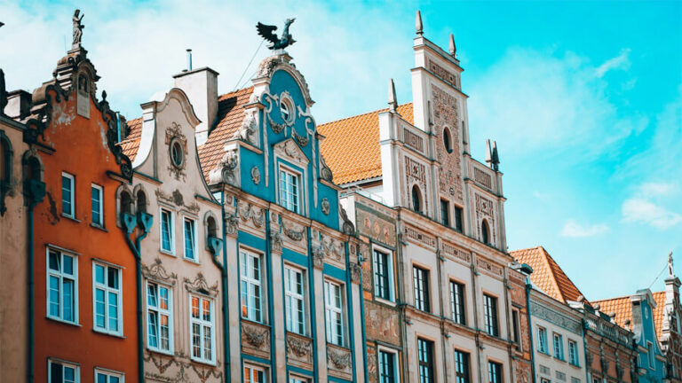 Färgglada husbyggnader i Gdansk, en av städerna som tillhör Trestaden.