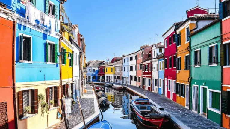 Färgglada hus och vatten i Italien.