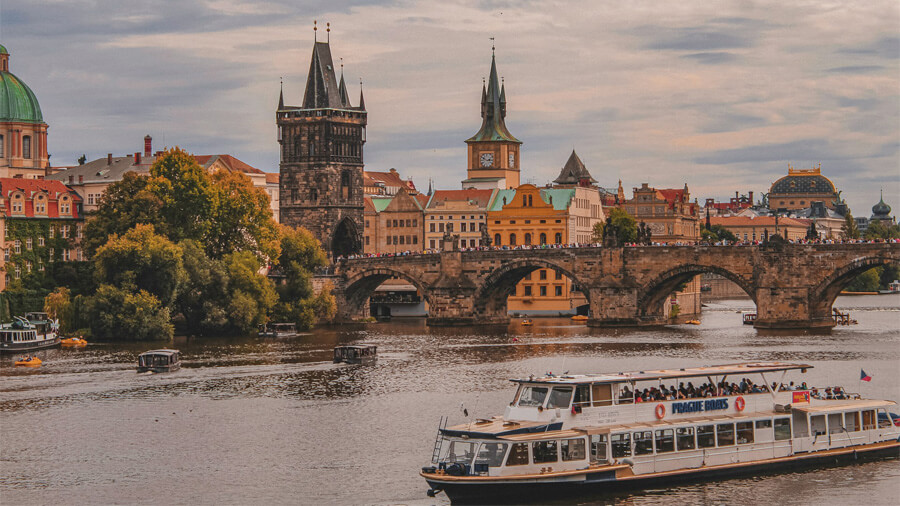 Boka konferensresa till Prag och se Karlsbron.