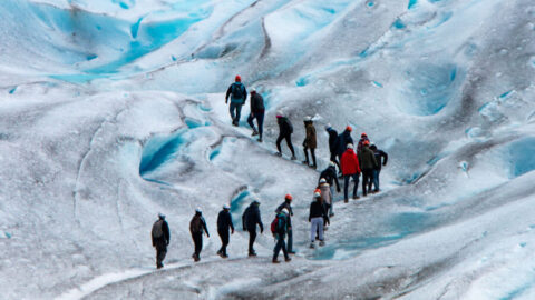 På resor till Island kan du prova på glaciärvandring.
