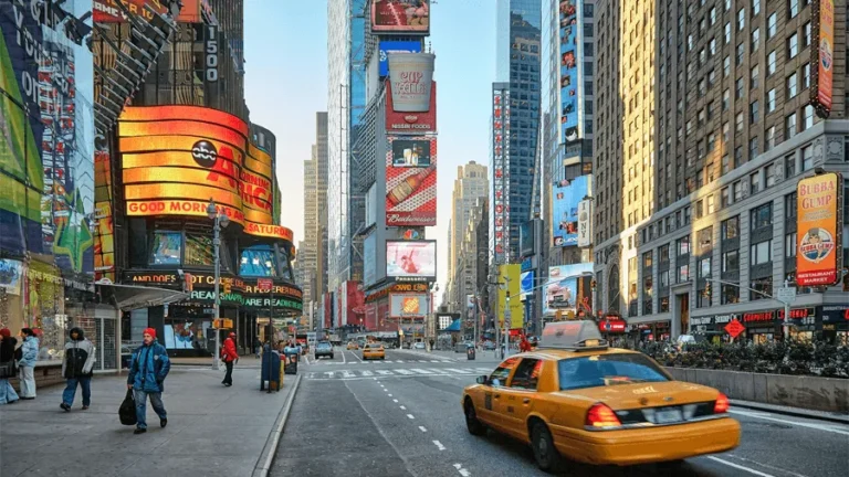 Besök Times Square på din resa till New York.