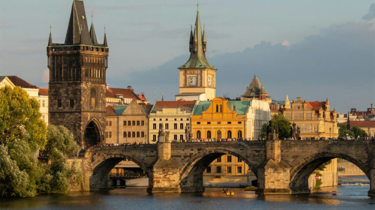 Åka till Prag och se Karlsbron.