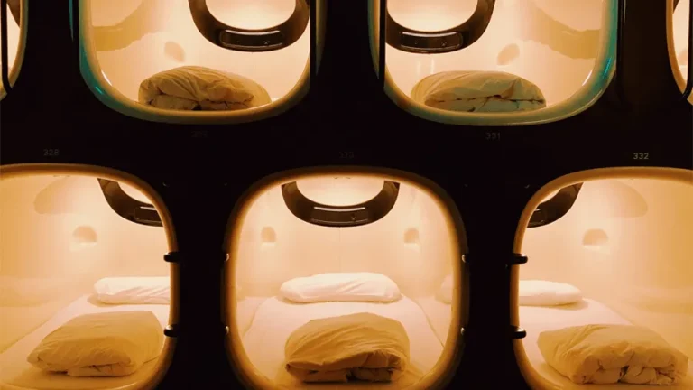 Flera hotellrum i ett kapselhotell i Tokyo.
