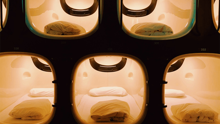 Kapselhotell i Tokyo Flera hotellrum i ett kapselhotell i Tokyo.