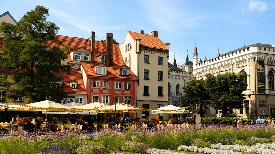Restaurang med uteservering du kan besöka på resor till Riga.