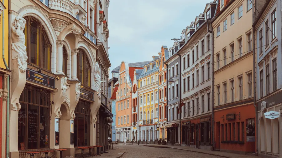 En tom gata i staden Riga, Lettland.