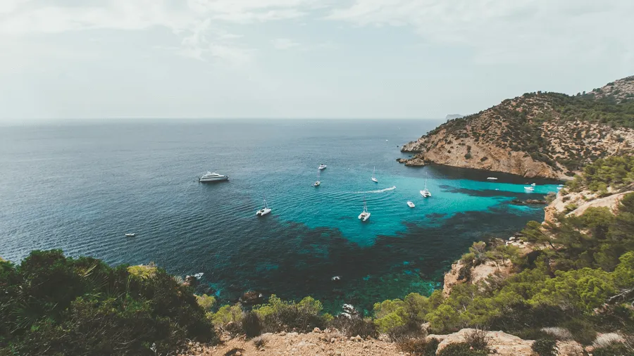 Båtar i havet på Palma de Mallorca.