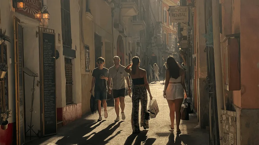 Turister i en gatugränd på Palma de Mallorca i Spanien.