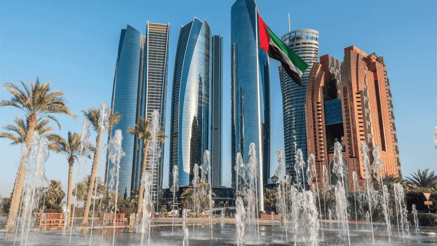 Fontän framför byggnader i staden Abu Dhabi.
