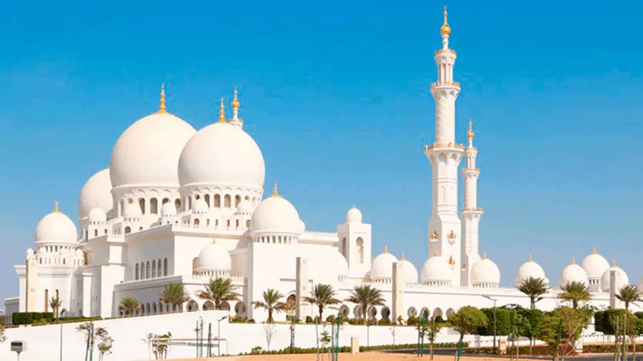 En vit byggnad i staden Abu Dhabi.