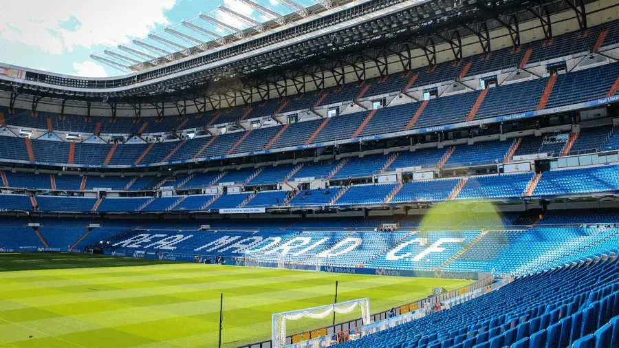 Real madrid:s hemmaarena som du kan besöka på fotbollsresor till Spanien.
