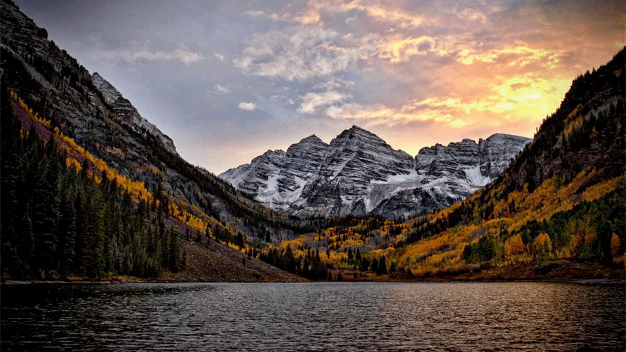 Maroon bells under hösten.