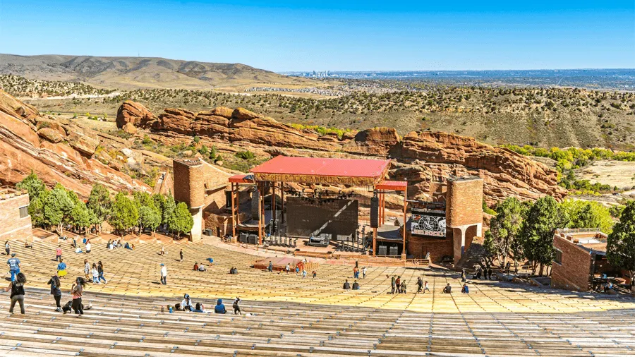 Att besöka Red Rocks amphitheatre är en av många saker att göra i Denver.