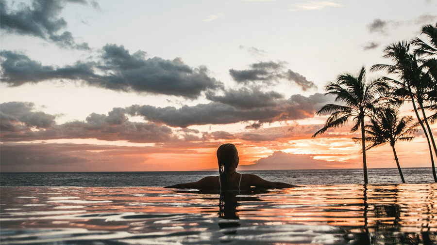 Hawaii resa med all inclusive Kvinna i hotellpool.