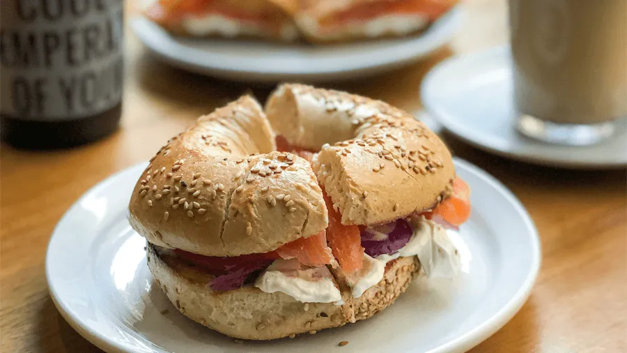 En klassisk laxbagel i New York.