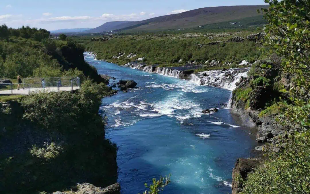 Barnafoss är en av många natursevärdheter i Västlandet.