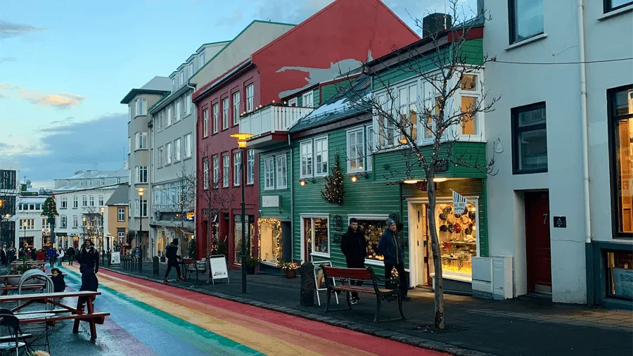 Butiker på gatan Laugavegur i Reykjavik.