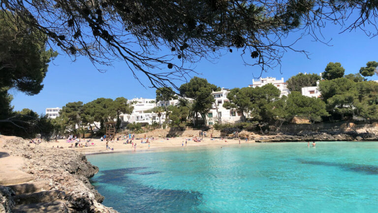 Cala d'Or kan du besöka på solresor till Mallorca.
