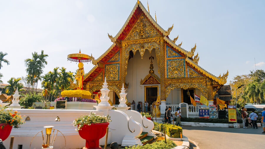 Ett guldtempel med fontän i Chiang Mai.