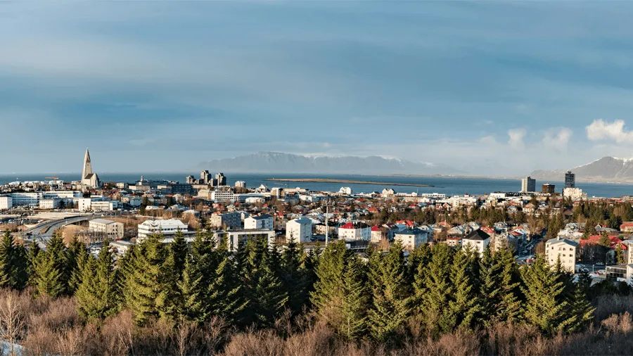 Panoramabild över staden Reykjavik.