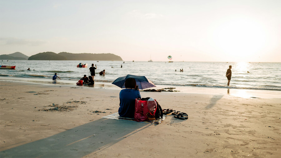 På en resa till Langkawi kan du sitta på stranden.