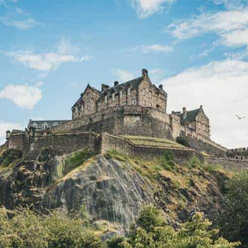 Slott i Edinburgh som befinner sig på en kulle.
