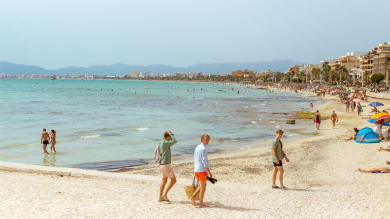 Folk på stranden på Palma de Mallorca.