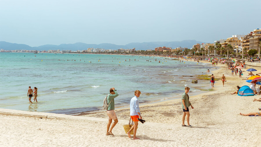Folk på stranden på Palma de Mallorca.
