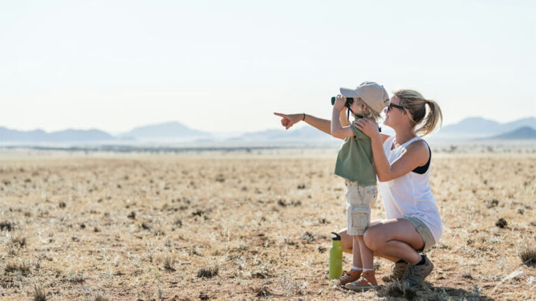 Ett barn med sin mamma i Namibia.