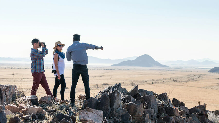 En man som fotograferar landskapet i Namibia.